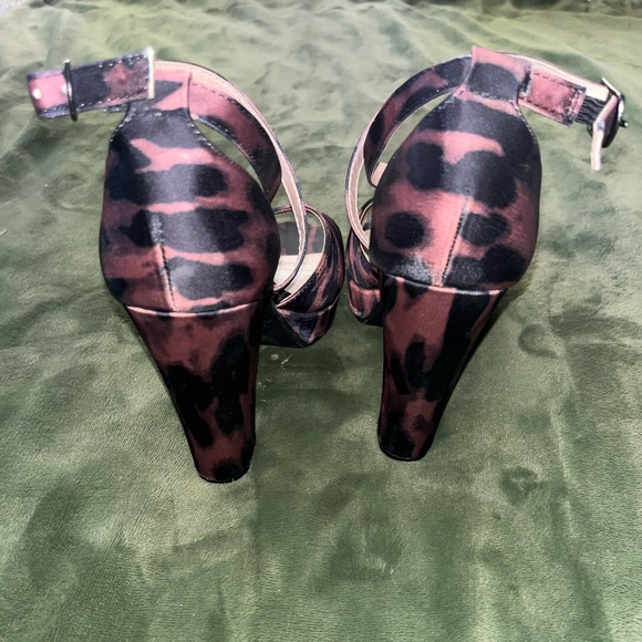Leopards print crossover strap buckle heels - Picture 5 of 7